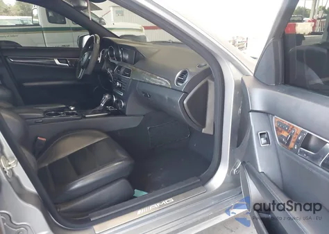 2013 Mercedes-Benz C 63 Amg z USA, uszkodzony, nr VIN WDDGF7HB7DA753736